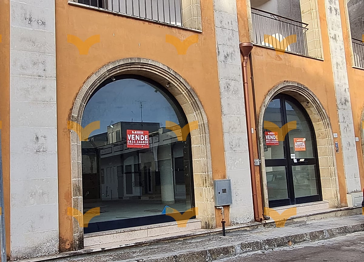 Facciata — Collepasso, via M. delle Grazie – ampio locale commerciale
