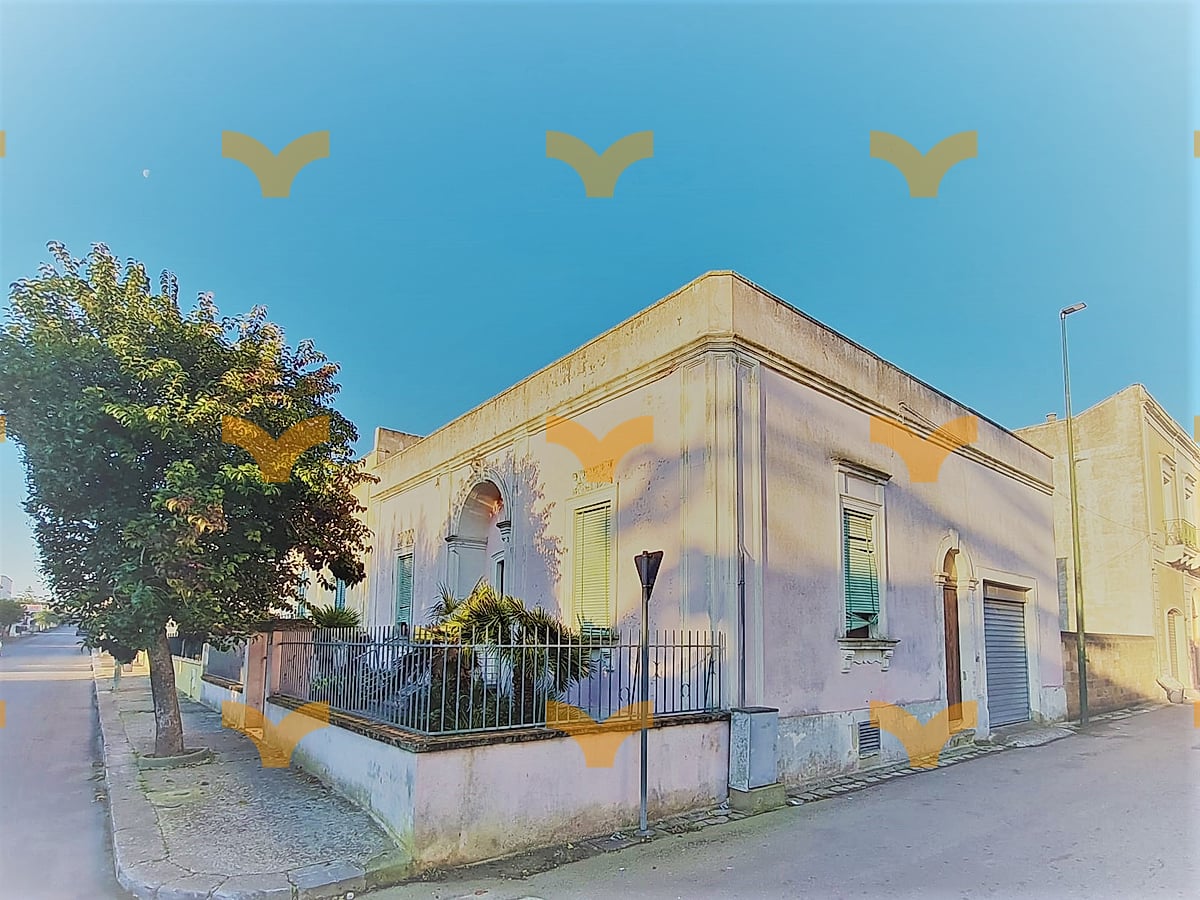 Facciata — Collepasso, via Roma angolo con via R. Elena – villa antica con giardino