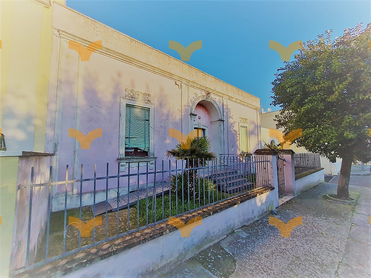 Facciata — Collepasso, via Roma angolo con via R. Elena – villa antica con giardino