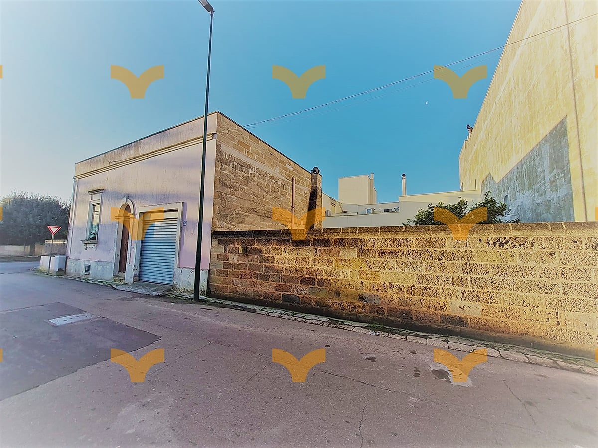 Facciata — Collepasso, via Roma angolo con via R. Elena – villa antica con giardino