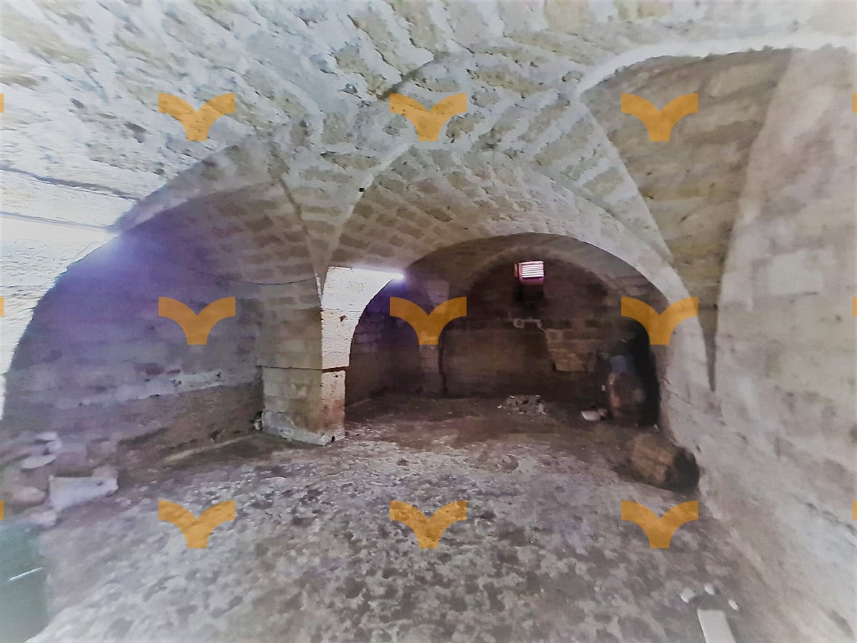 Cantina — Collepasso, via Roma angolo con via R. Elena – villa antica con giardino