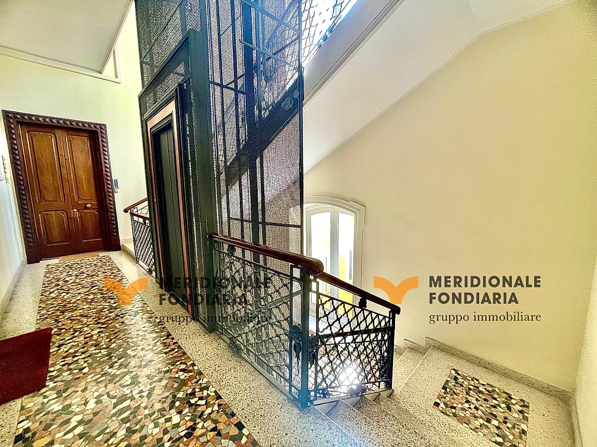 Scala — Lecce, Via 95° Reggimento Fanteria – Appartamento di lusso in Palazzo Tamborino