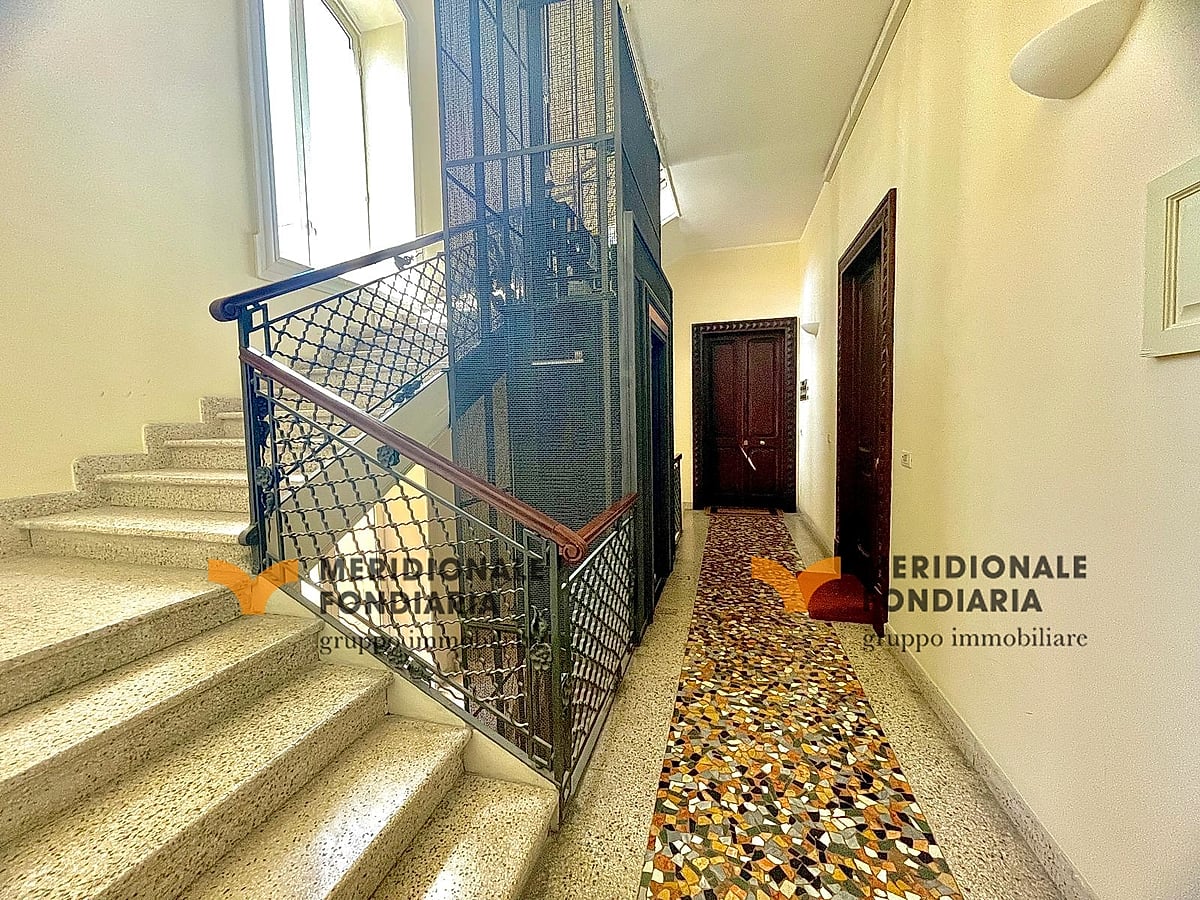 Scala — Lecce, Via 95° Reggimento Fanteria – Appartamento di lusso in Palazzo Tamborino