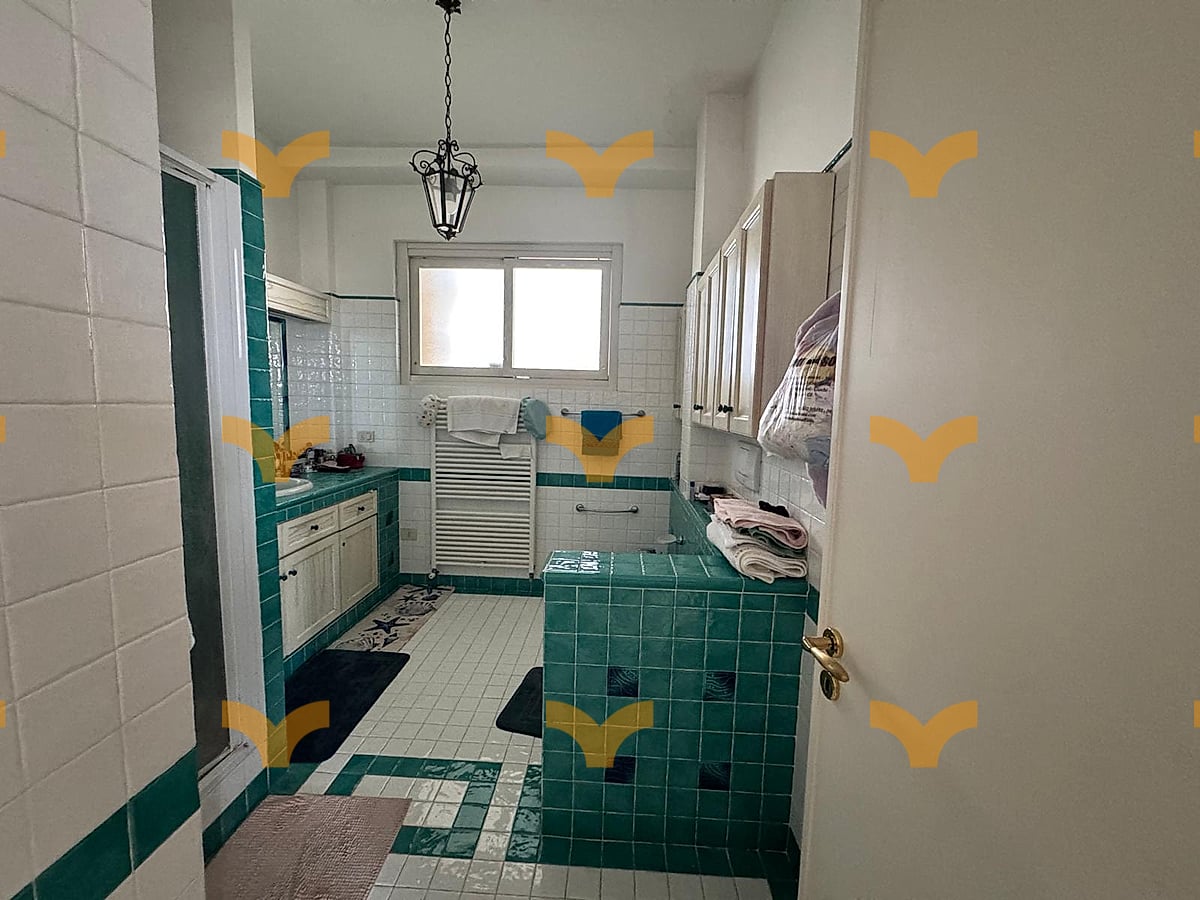Bagno — Lecce, via Montello – Ampio appartamento con box
