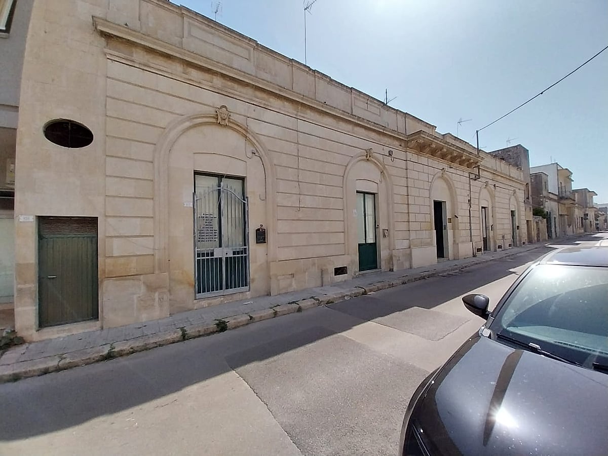 Maglie, via Cesare Battisti – 5 unità abitative contigue e indipendenti in vendita