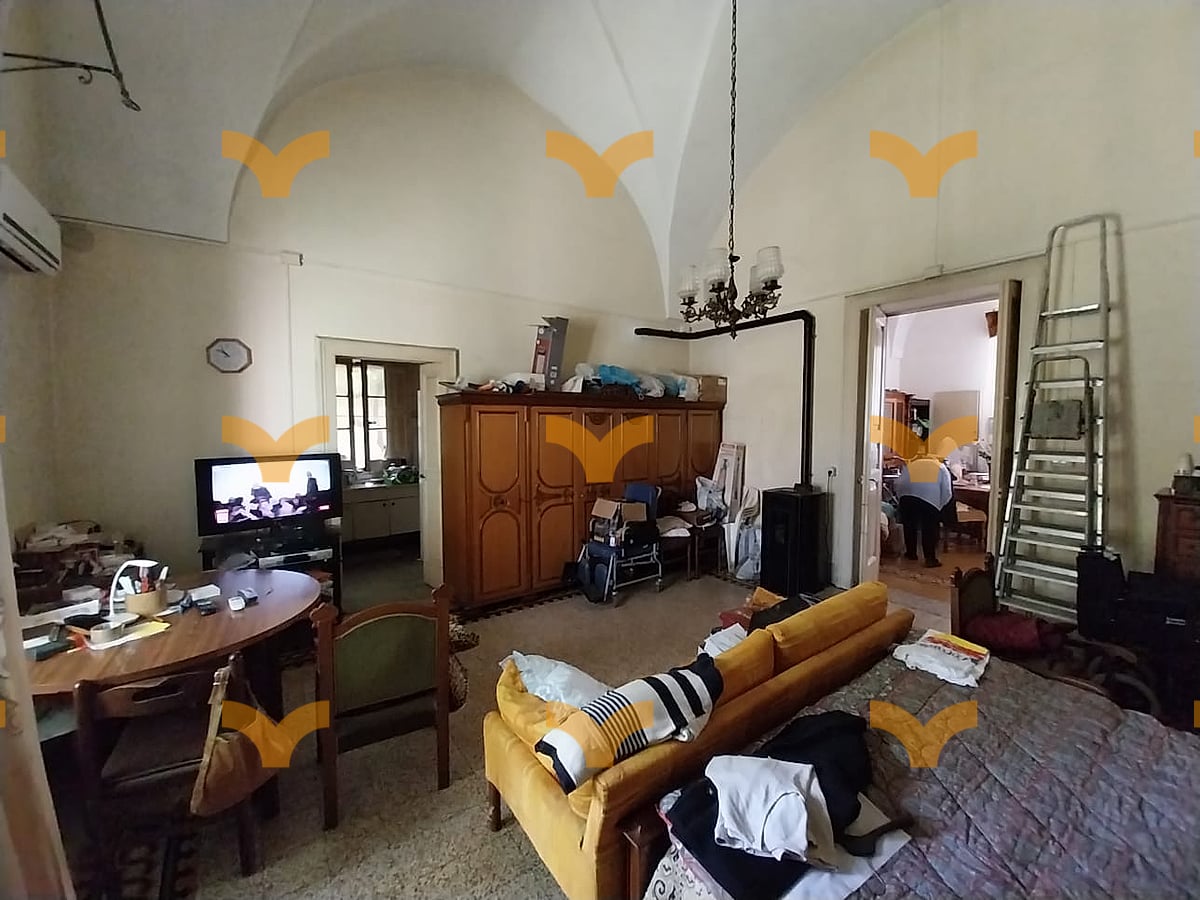 Salotto — Maglie, via Cesare Battisti – 5 unità abitative contigue e indipendenti in vendita