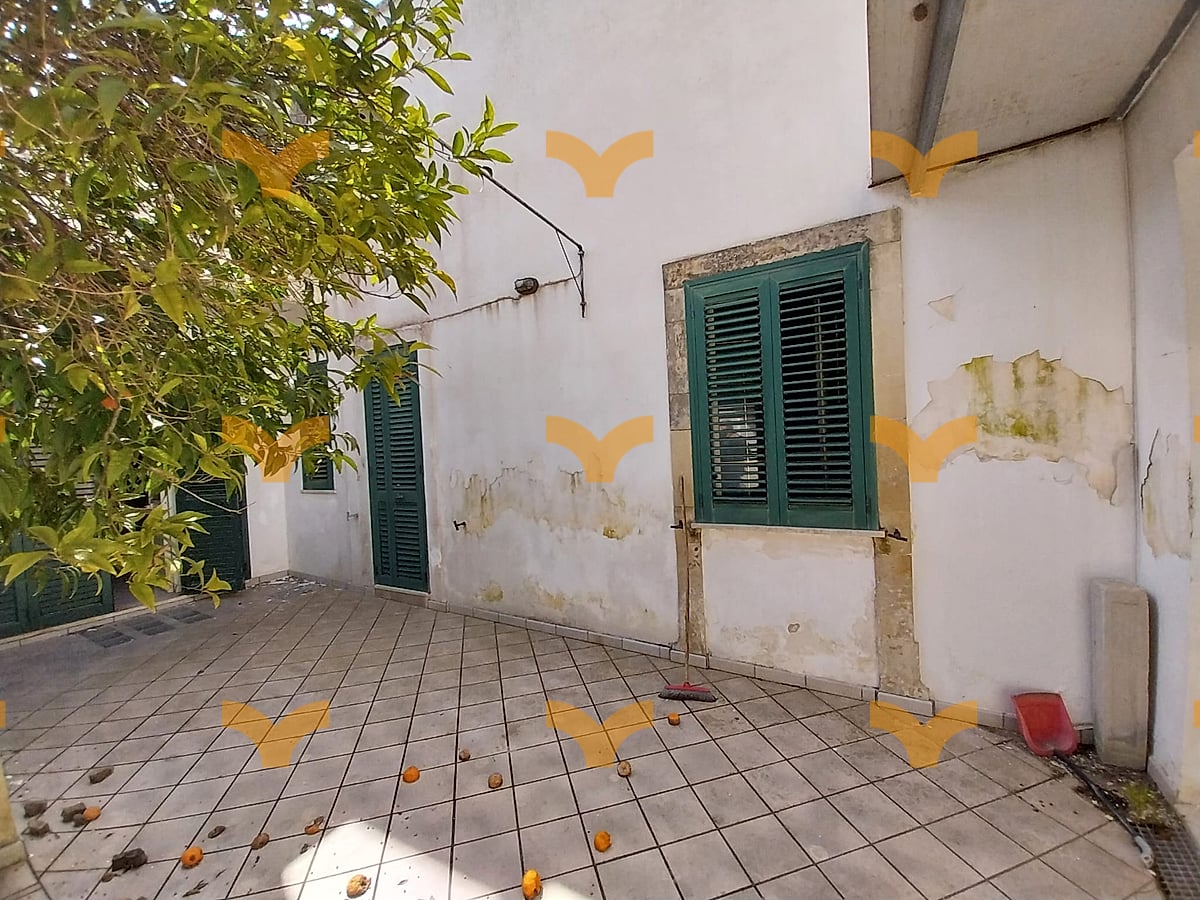 Cortile — San Cassiano, Via della Vittoria – Ampia casa salentina su tre livelli