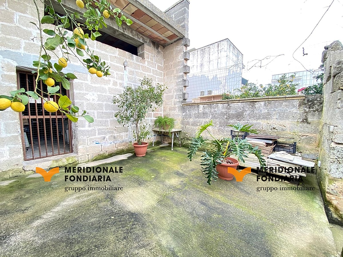 Cortile — San Cesario di Lecce, Via Emilia – immobile con giardino retrostante