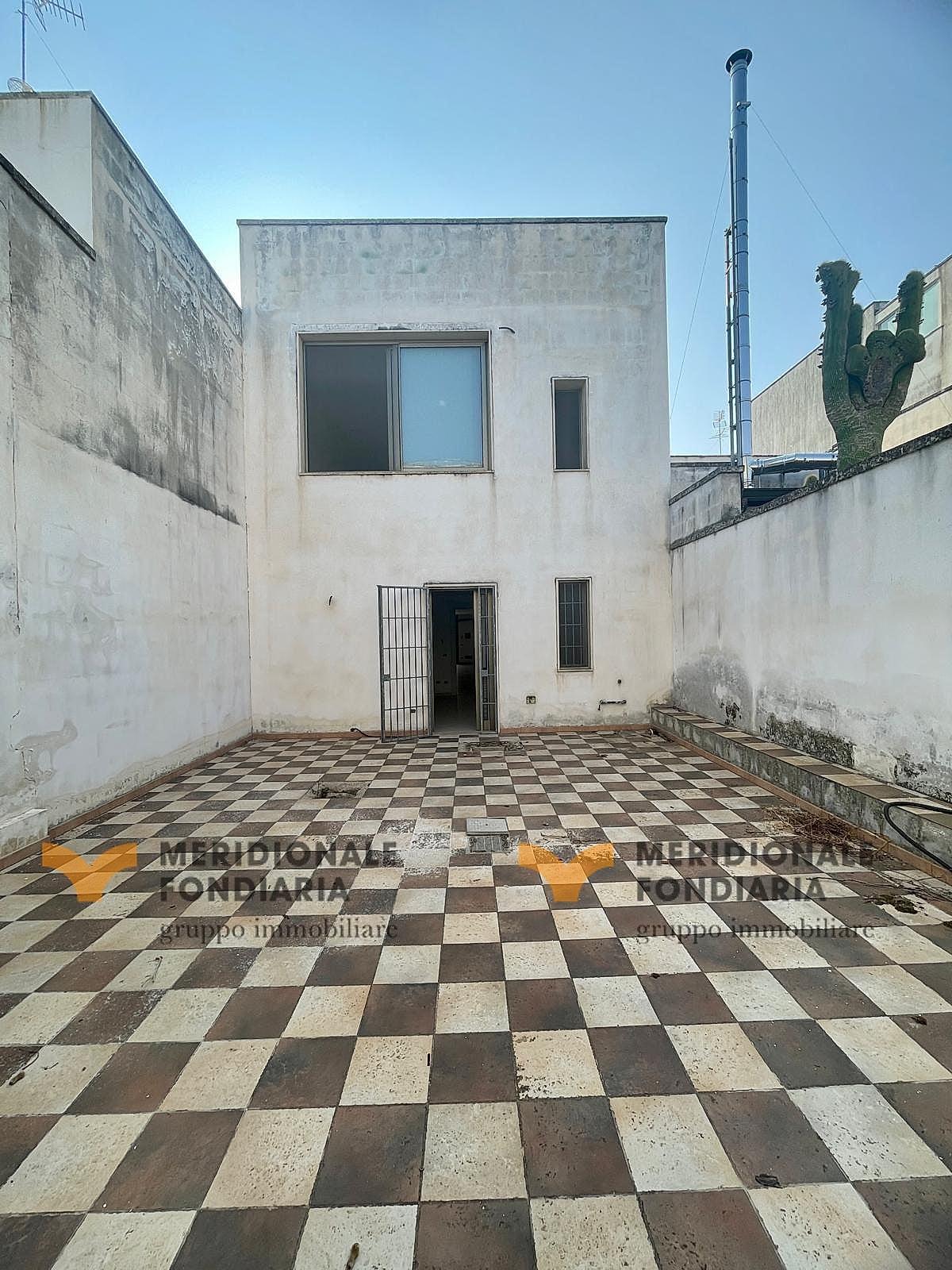Cortile — San Donato di Lecce, Via Roma – Locale commerciale