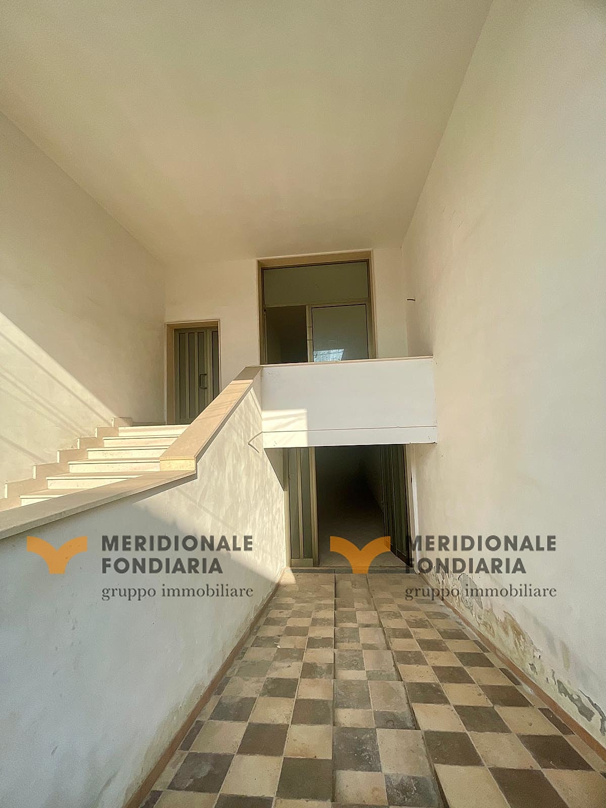 Scala — San Donato di Lecce, Via Roma – Locale commerciale