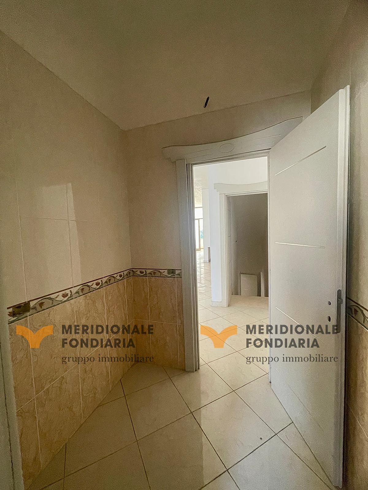 Sala — San Donato di Lecce, Via Roma – Locale commerciale
