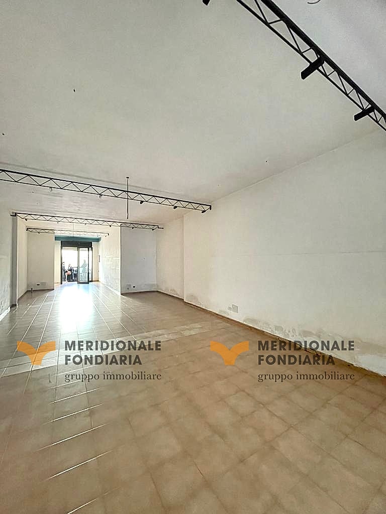 Sala — Monteroni di Lecce, via Pino – locale commerciale