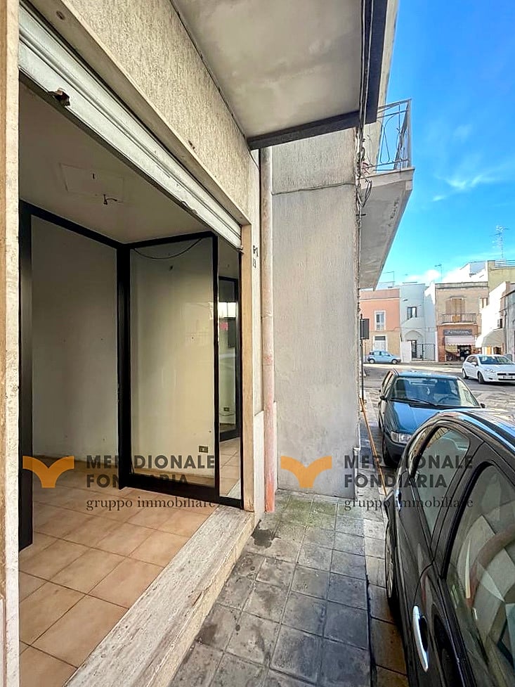 Facciata — Monteroni di Lecce, via Pino – locale commerciale