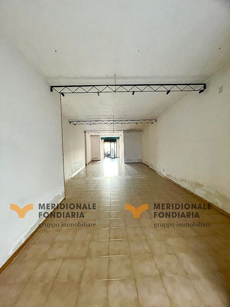 Sala — Monteroni di Lecce, via Pino – locale commerciale