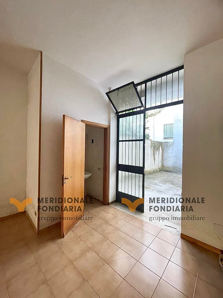 Ingresso — Monteroni di Lecce, via Pino – locale commerciale