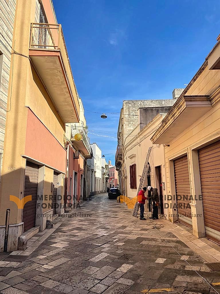 Facciata — Monteroni di Lecce, via Pino – locale commerciale