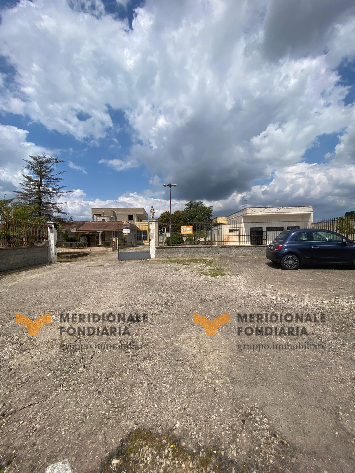 Carmiano, SP117 – Capannone con terreno adiacente